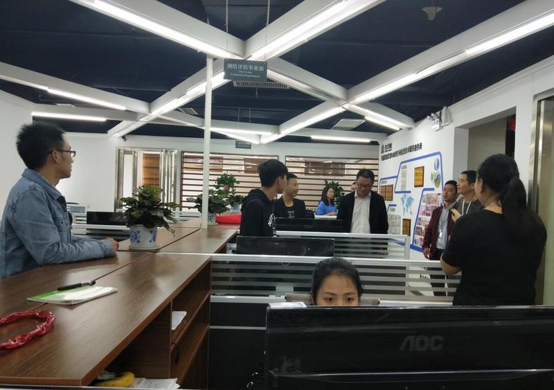 02 罗光杰了解我校往届毕业生与实习生工作情况.jpg